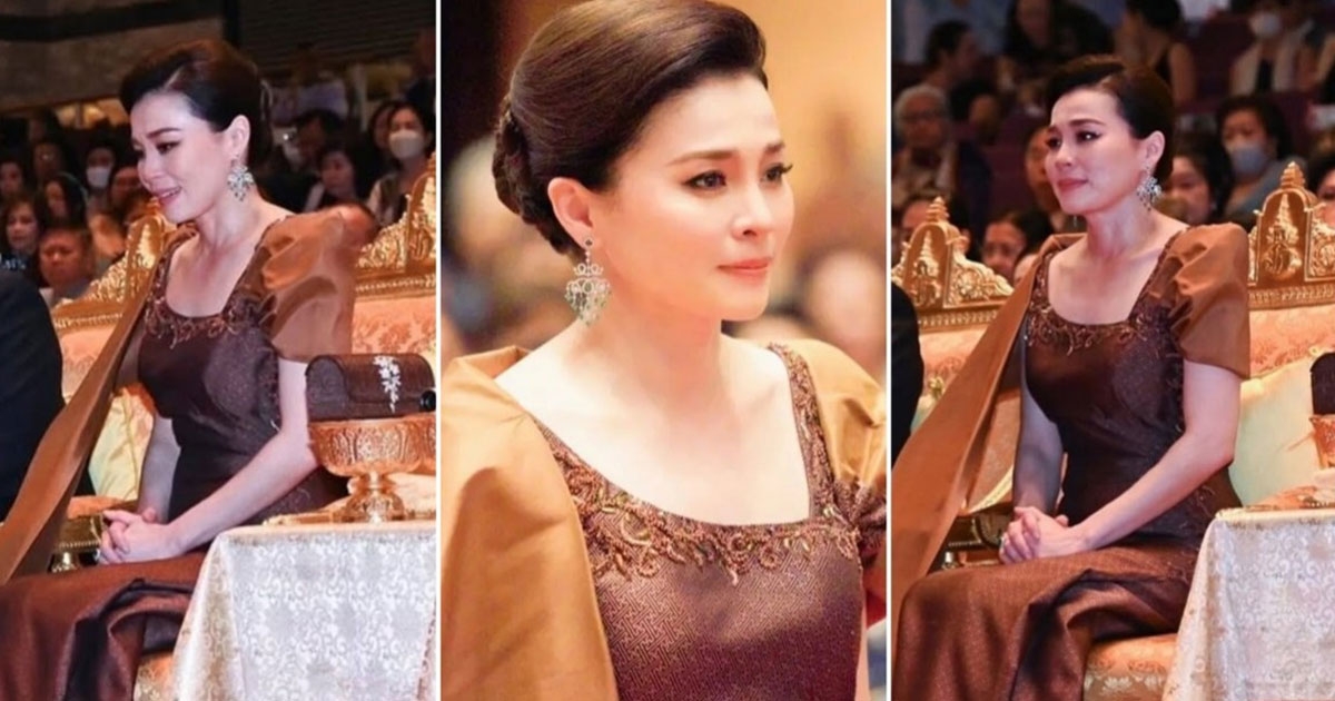 ทรงพระสิริโฉม พระราชินี ฉลองพระองค์ราตรีไทยสากล ผ้าขิดไหม