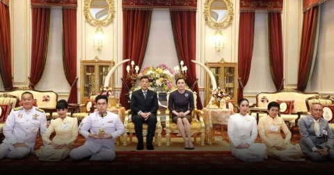 ปลื้มปิติ ในหลวง-พระราชินี ทรงพระกรุณาโปรดเกล้าฯ พระราชทานน้ำสังข์สมรสพระราชทาน แก่ลูกสาวเศรษฐาอดีตนายกรัฐมนตรี